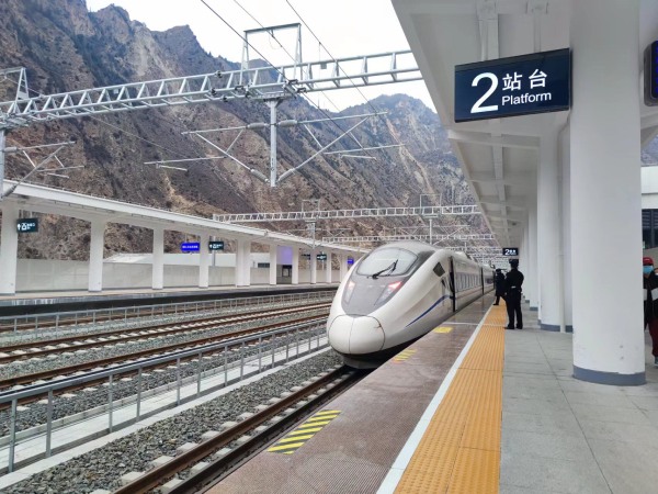 搭乘川青鐵路