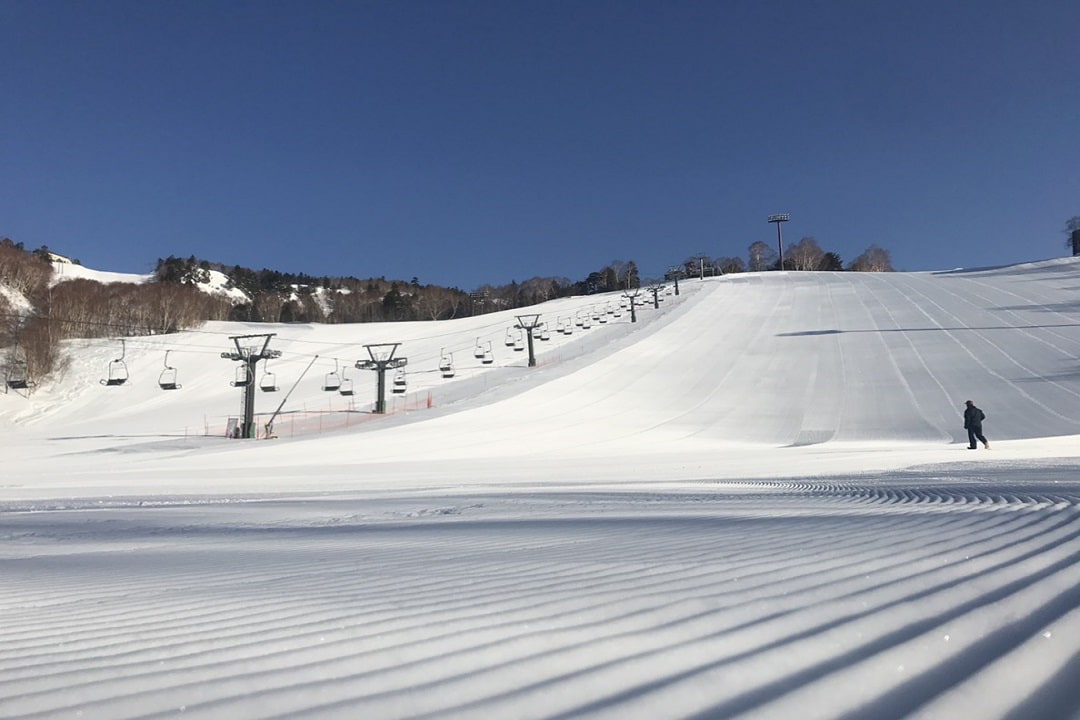 滑雪初體驗或戲雪活動(二選一)