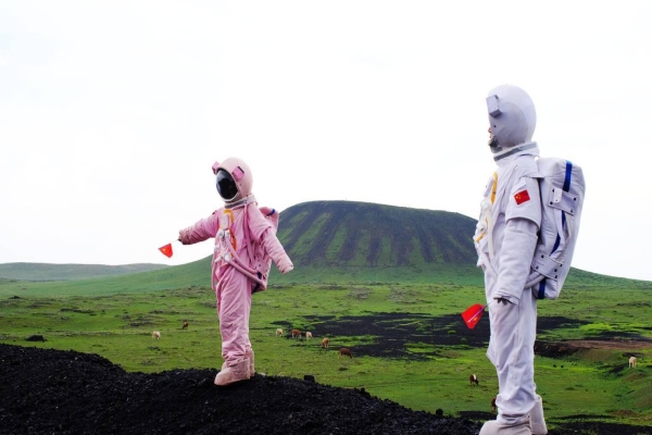 換裝太空人服拍照體驗-烏蘭哈達火山地質公園