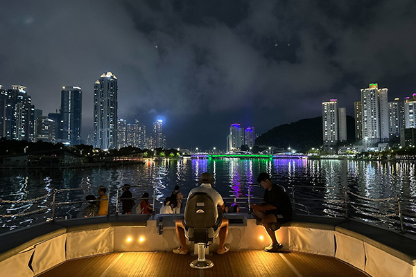 水營江遊艇夜景+煙火秀(約60分鐘，無酒精飲料+餅乾)