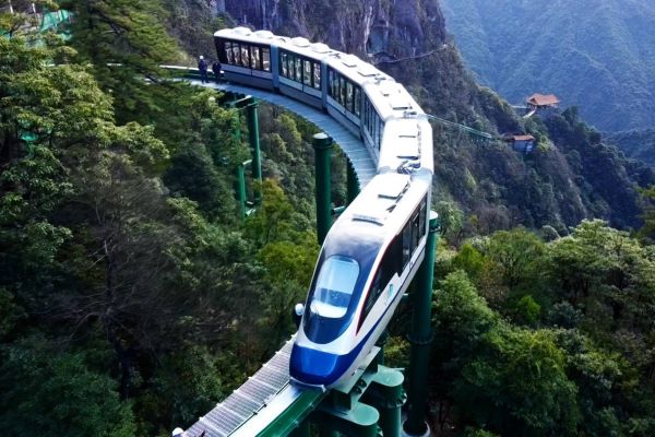 世界首創懸崖動車體驗