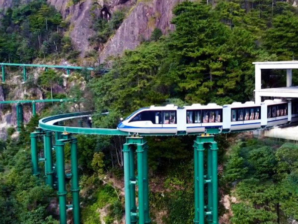 世界首創懸崖動車體驗