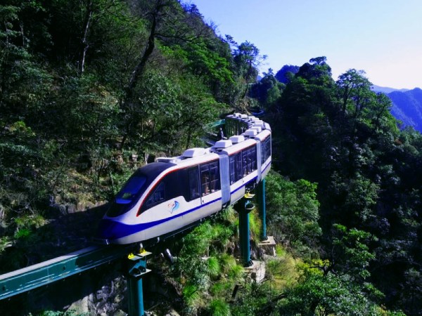 世界首創懸崖動車體驗