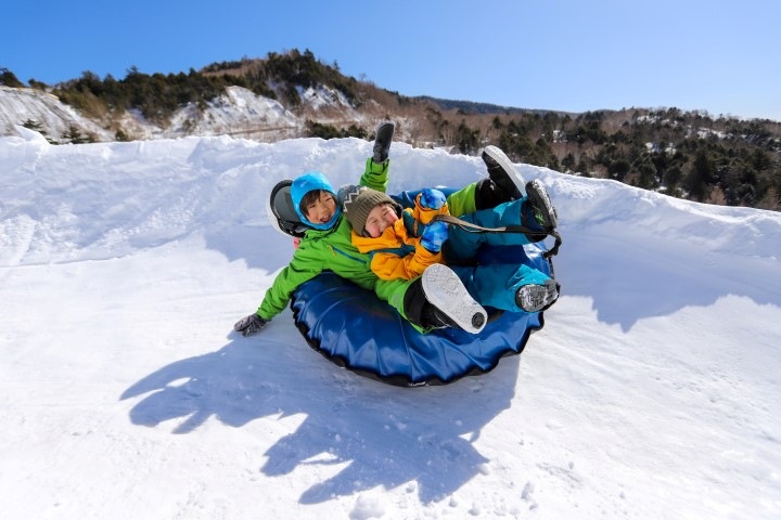滑雪初體驗或戲雪活動(二選一)