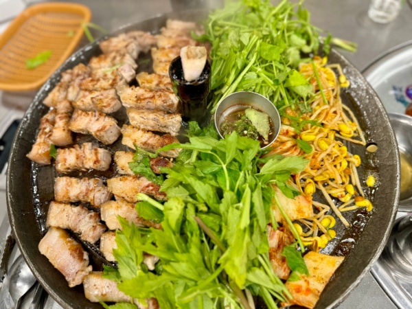 喉嚨烤肉：韓式鍋蓋烤五花肉+水芹菜-風味餐食
