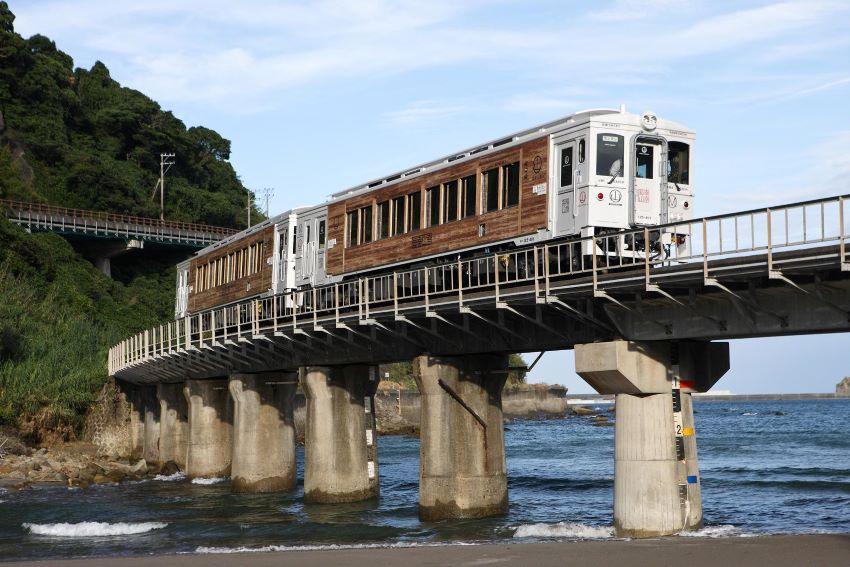 圖片出處:九州旅客鉄道株式会社-D2：JR山幸海幸列車