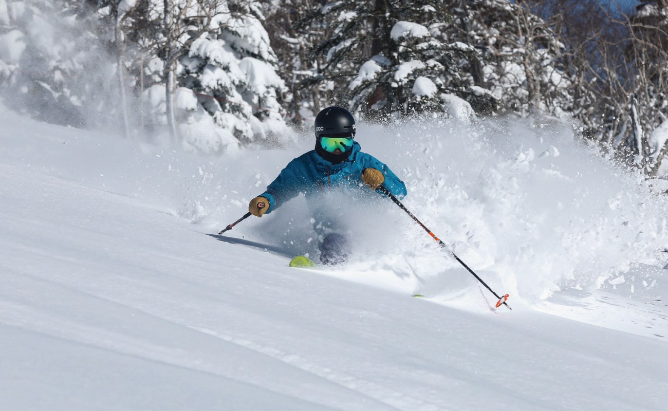 滑雪初體驗或戲雪活動(二選一)
