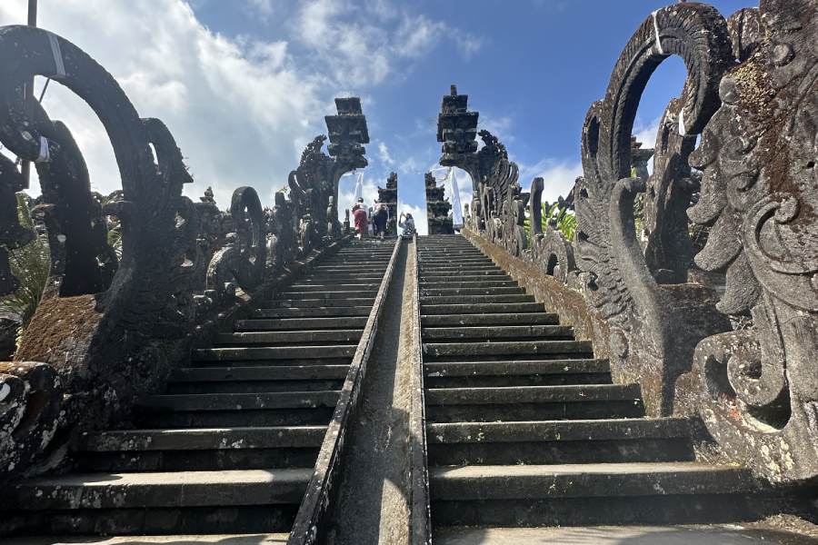 百沙基母廟-巴杜爾湖景觀