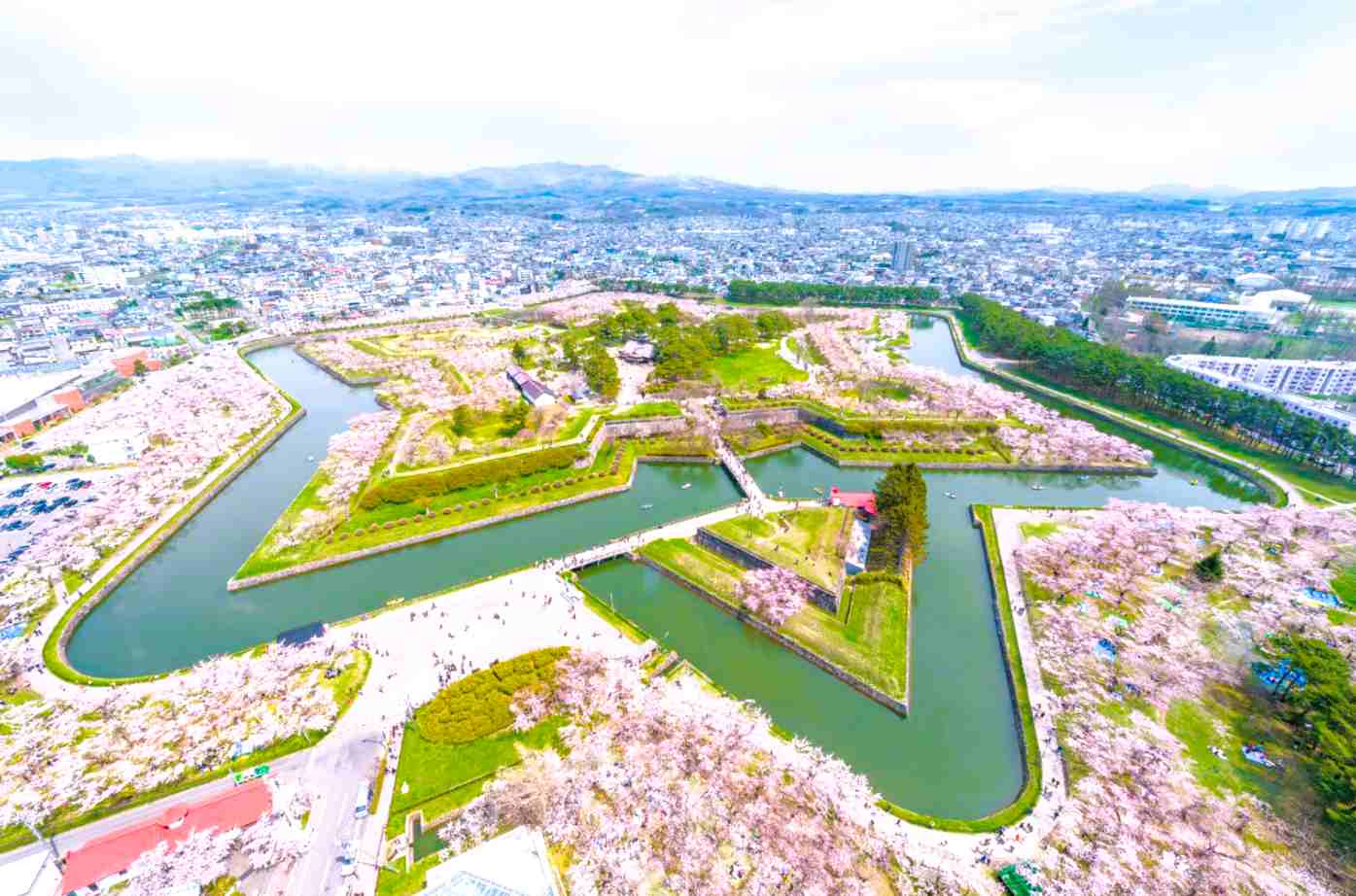 ShutterStock\北海道-賞櫻最前線～五稜郭城跡．登塔眺望五稜星芒